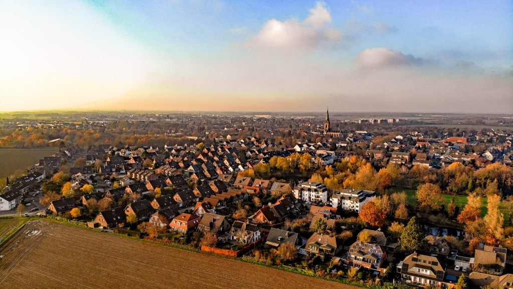 Das Bild zeigt eine Luftaufnahme von Alt-Willich und soll verdeutlichen, die ganze Stadt im Blick zu haben und das Vorkaufsrecht auf das gesamte Stadtgebiet auszuweiten.