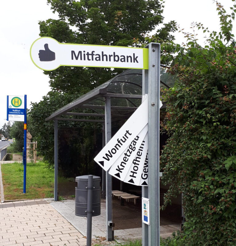 Das Bild zeigt eine Mitfahrbank in Bayern.