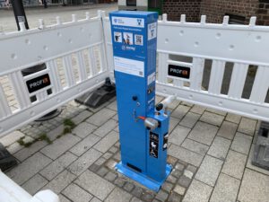 Fahrrad-Reparaturstation auf dem Marktplatz in Alt-Willich