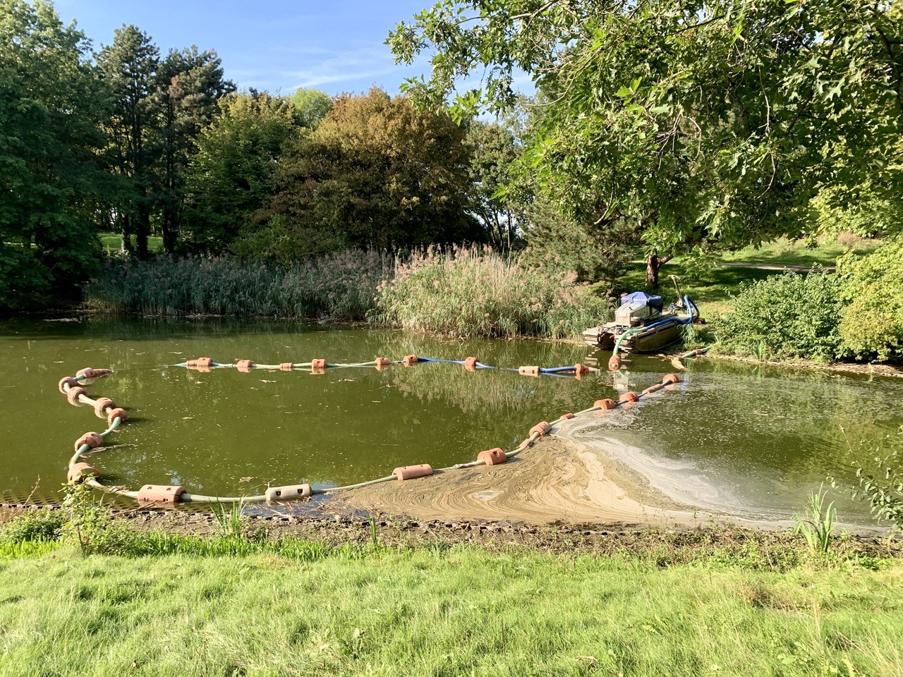 Entschlammung Teich im Sport und Freizeitzentrum wird gereinigt