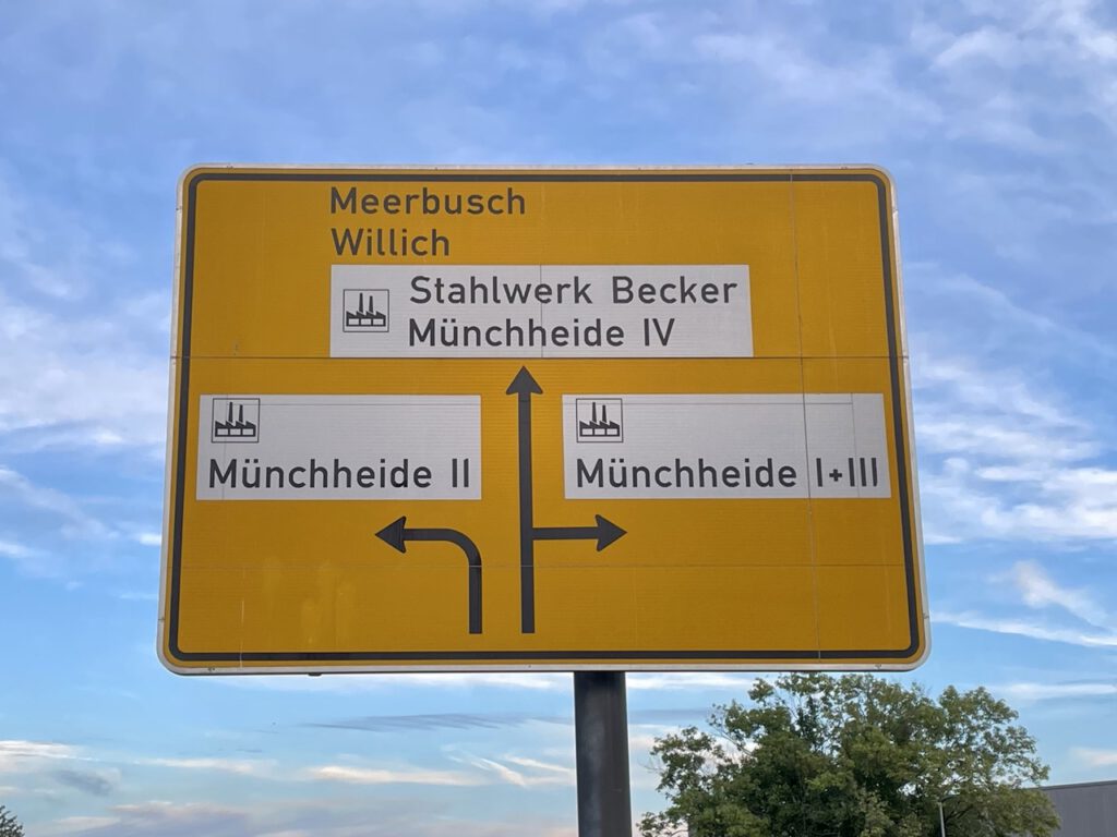 Verkehrsschild zum Gewerbegebiet Münchheide I, II, III