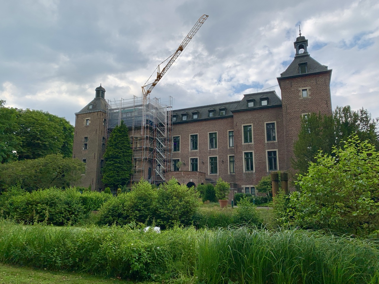 Foto von Schloss Neersen im Sommer 2024 mit Baugerüst und Kran