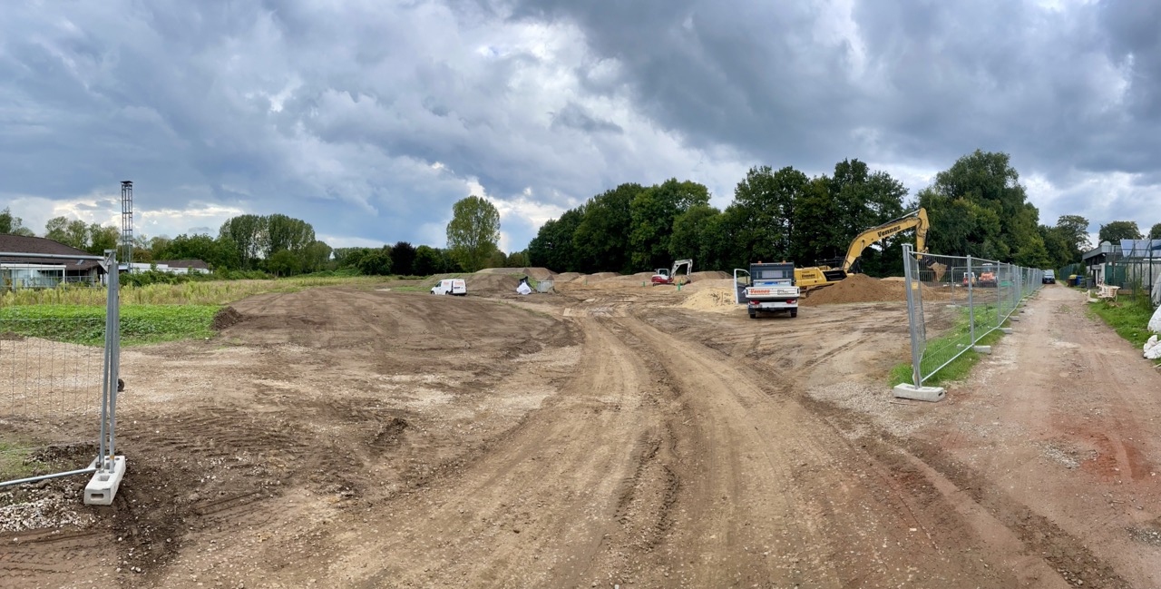 Blick auf die Fläche, wo der Dirtbike-Park entsteht