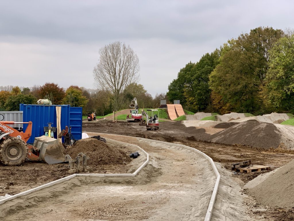 Baufortschritt der Dirtbike-Anlage in Schiefbahn mit sichtbaren Sprung- und Fahrflächen.