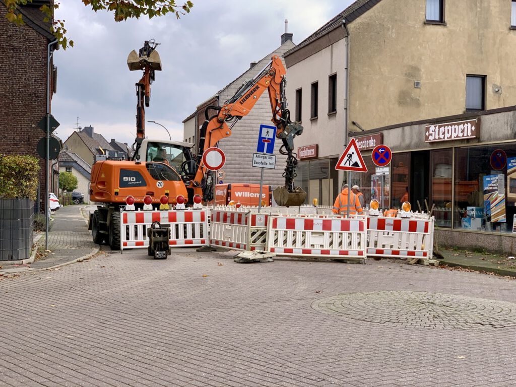 Bauarbeiten auf der Neusser Straße in Alt-Willich mit Vollsperrung und Kanalbau.