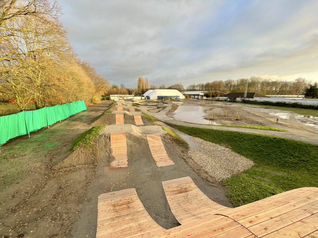 Dirt-Bike-Park Schiefbahn: Actiongeladene Strecke mit Sprunghügeln und Startrampen für alle Schwierigkeitsgrade