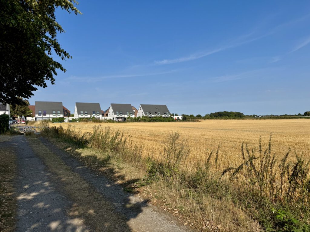 Baugebiet nördlich der Fontanestraße in Schiefbahn mit neuen Erschließungsstraßen und Bauflächen