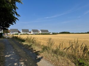 Baugebiet nördlich der Fontanestraße in Schiefbahn mit neuen Erschließungsstraßen und Bauflächen