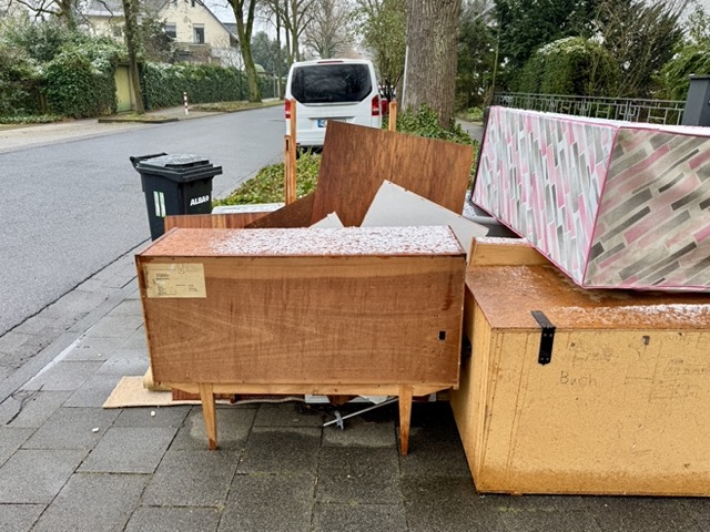 Sperrmüll mit alten Möbeln und Matratzen am Straßenrand (Symbolfoto)